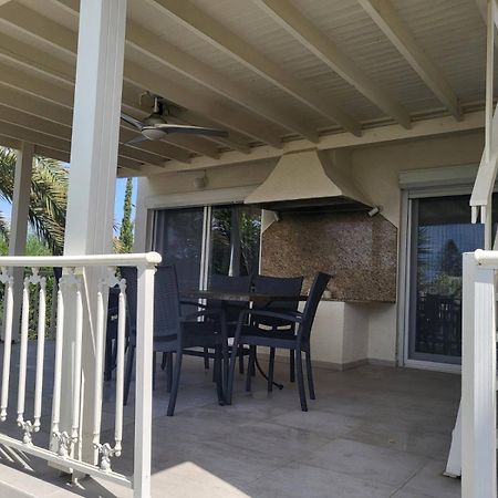 Villa Neyla Four Bedroom Coral Bay Beach Front 外观 照片