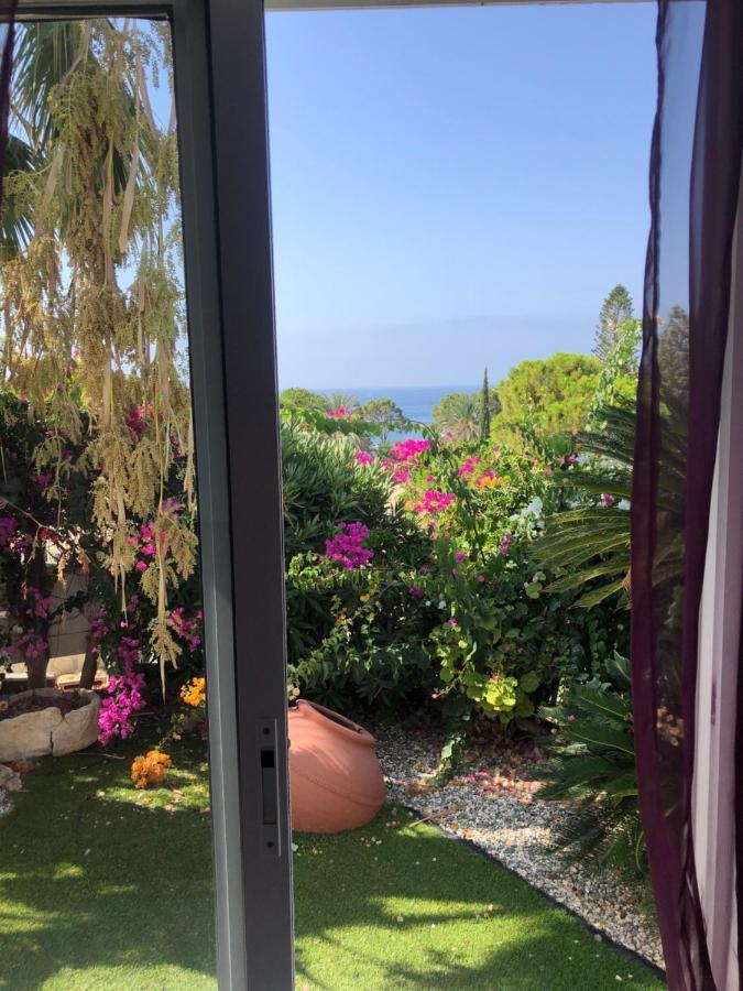 Villa Neyla Four Bedroom Coral Bay Beach Front 外观 照片