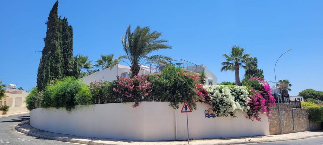 Villa Neyla Four Bedroom Coral Bay Beach Front 外观 照片