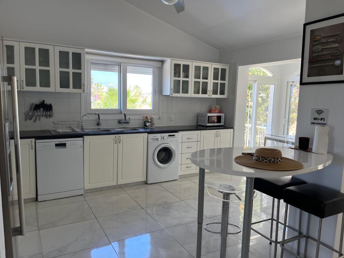 Villa Neyla Four Bedroom Coral Bay Beach Front 外观 照片