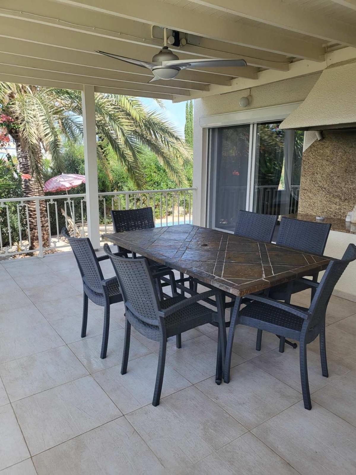 Villa Neyla Four Bedroom Coral Bay Beach Front 外观 照片