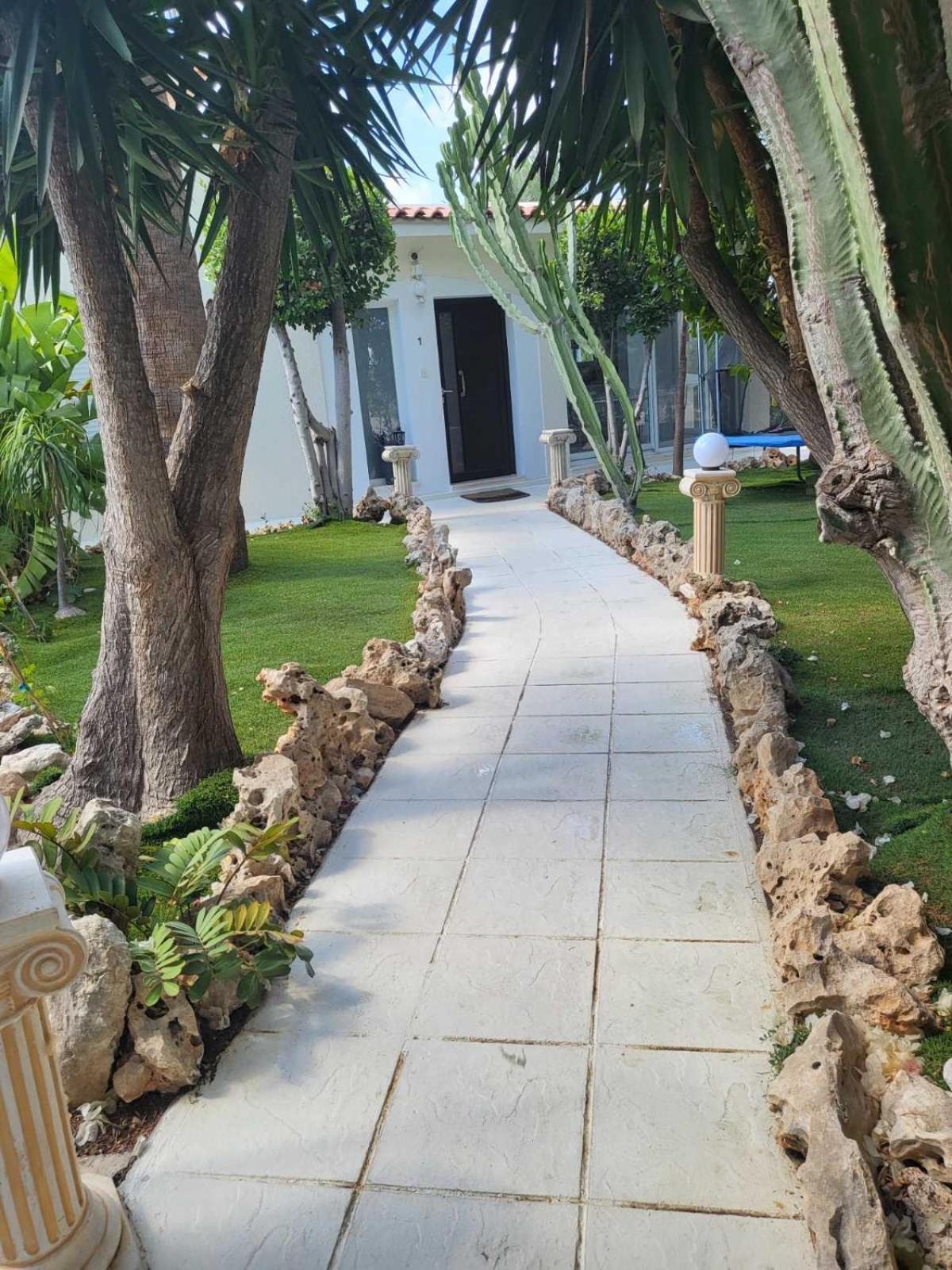 Villa Neyla Four Bedroom Coral Bay Beach Front 外观 照片