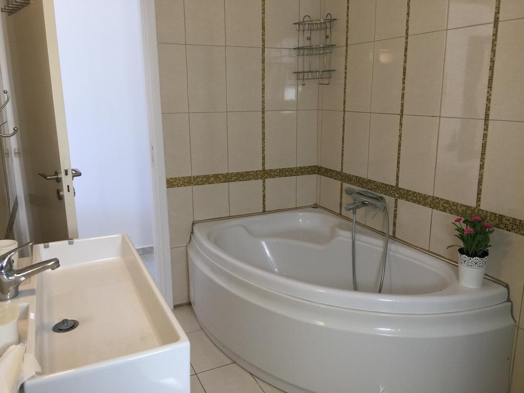 Villa Neyla Four Bedroom Coral Bay Beach Front 外观 照片