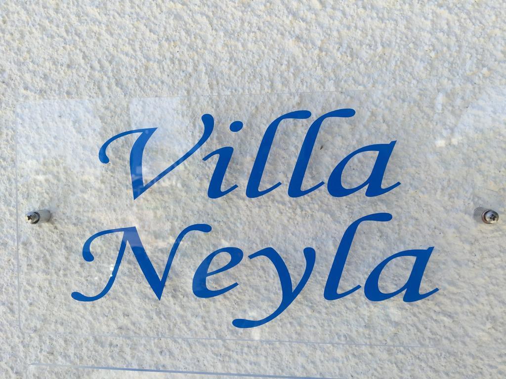 Villa Neyla Four Bedroom Coral Bay Beach Front 外观 照片