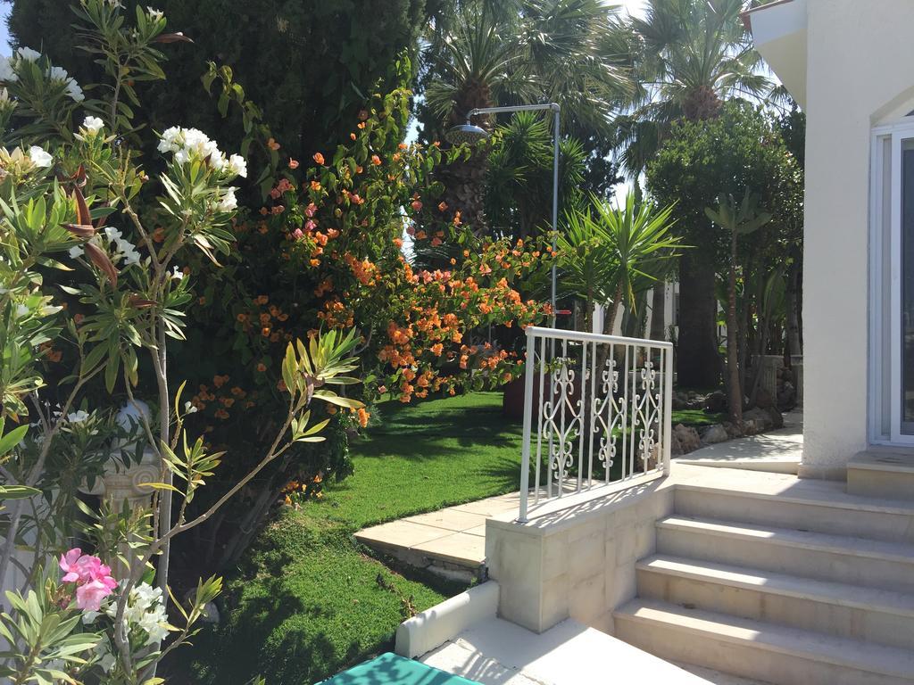 Villa Neyla Four Bedroom Coral Bay Beach Front 外观 照片